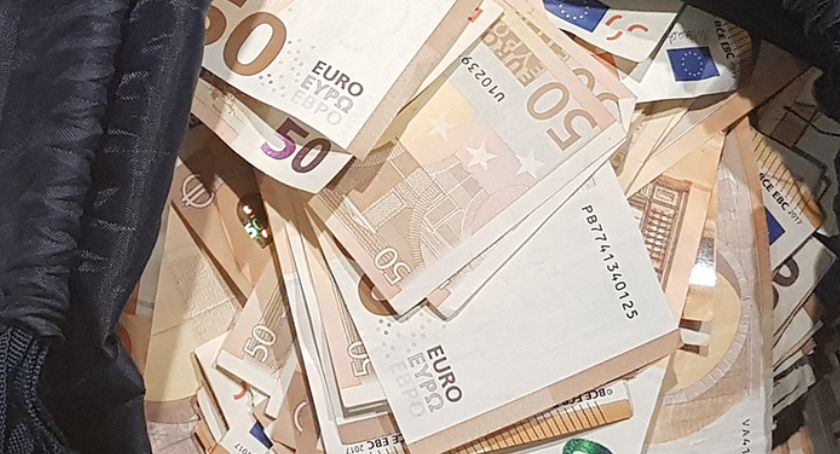 Chcesz wysłać lub przewieźć gotówkę przez granicę? - sprawdź, co się zmieniło w przepisach