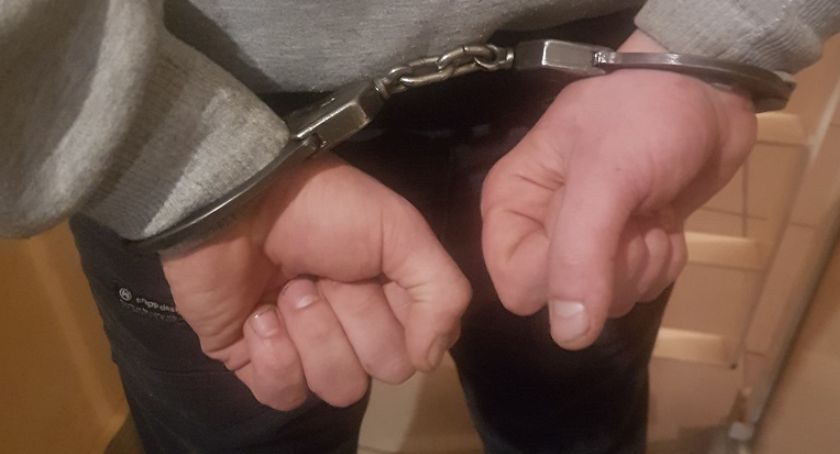 Przestępca narkotykowy w rękach kryminalnych
