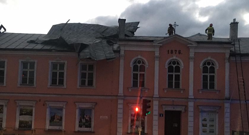 Strażacy zabezpieczają zerwany dach na budynku starego szpitala - FILM
