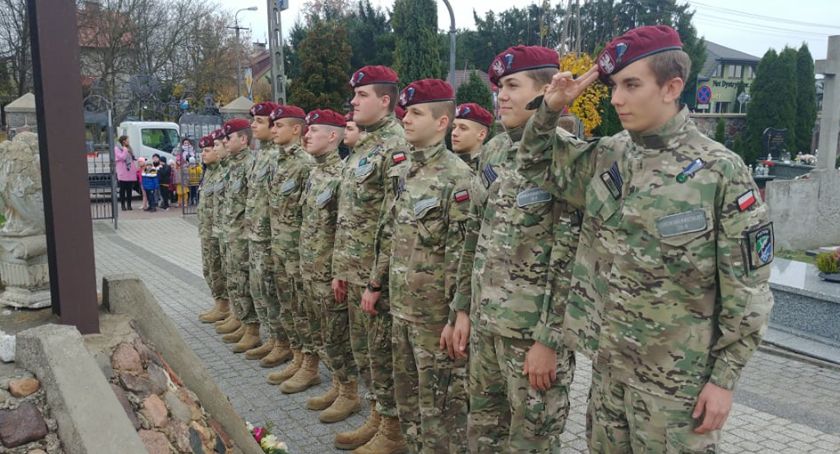 Uczniowie z Feniksa odwiedzili groby żołnierzy
