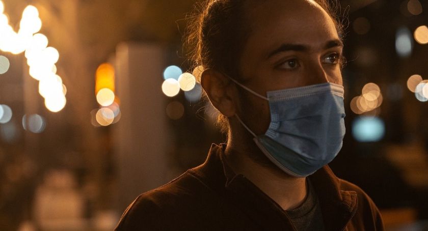 Mazowiecki Inspektor Sanitarny apeluje o rozsądek i zachęca do noszenia maseczek na cmentarzu