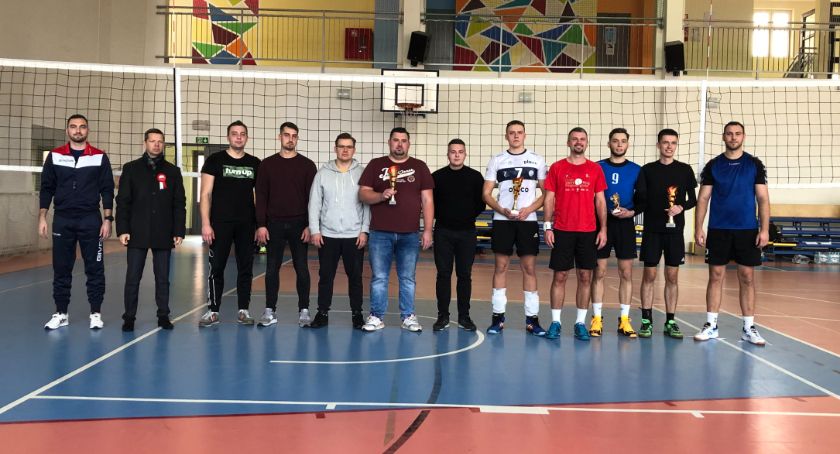 Halowy Turniej Trójek Siatkarskich z okazji Święta Niepodległości