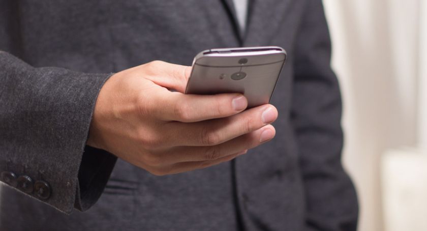 Jak działają przestępcy? CBŚP wyjaśnia techniki manipulacji przez telefon.