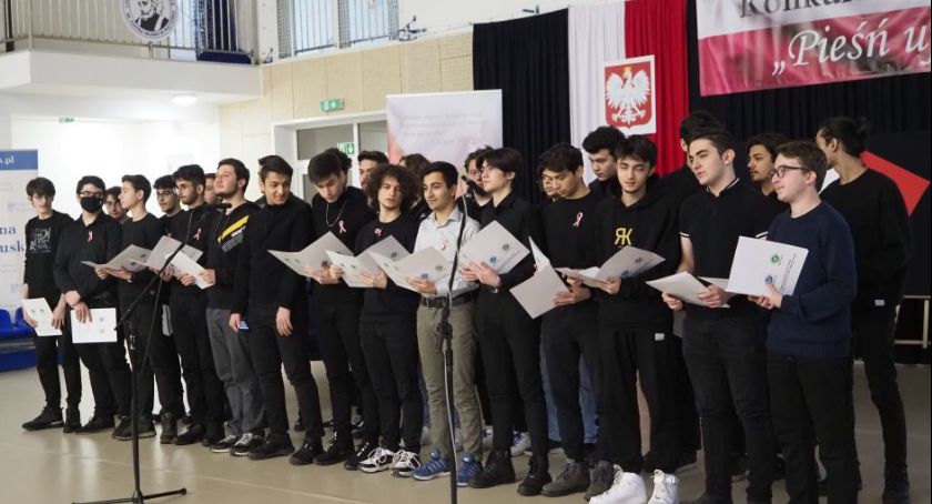 „Rozkwitały pąki białych róż” w wykonaniu studentów z Turcji