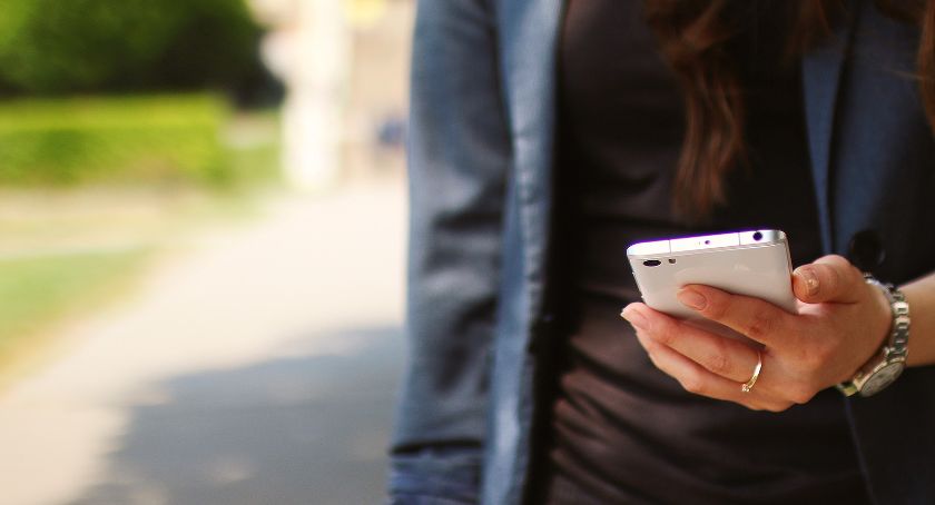 Drogówka przypomina – nie korzystaj z telefonu na przejściu dla pieszych!
