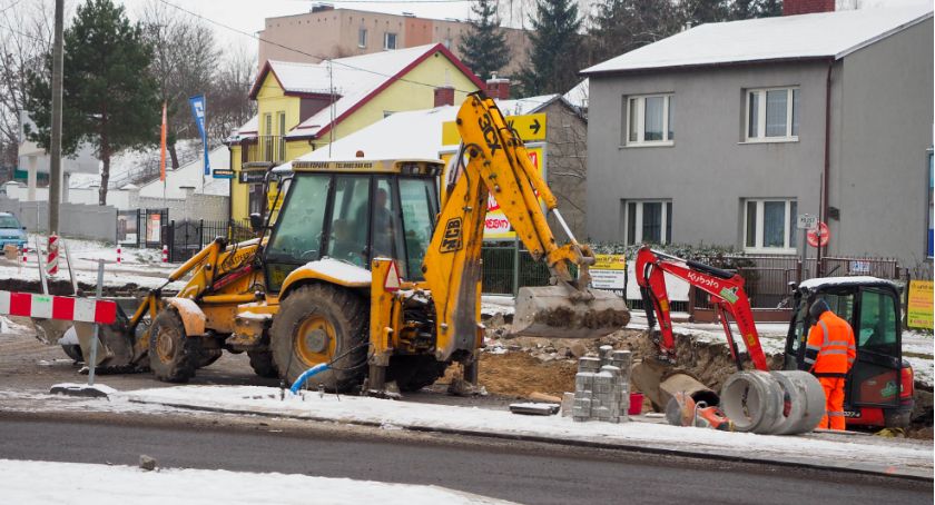 Prace na Daszyńskiego i przy rondzie nadal trwają