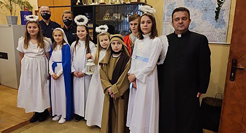 Młodzi kolędnicy odwiedzili pułtuskich policjantów