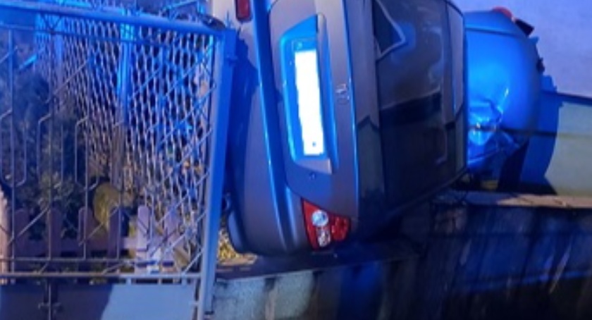 Pijany kierowca wjechał na teren posesji i uciekł