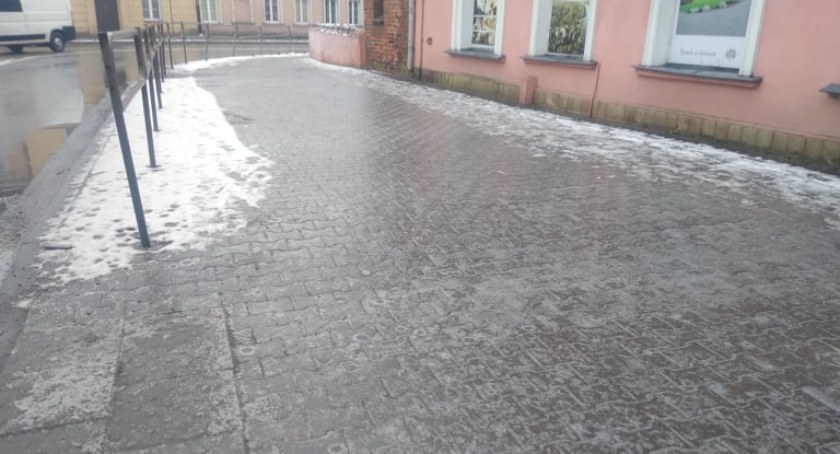 Uwaga piesi, jest koszmarnie ślisko!