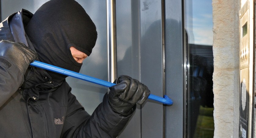 Włamali się do mieszkania, ukradli biżuterię i pieniądze