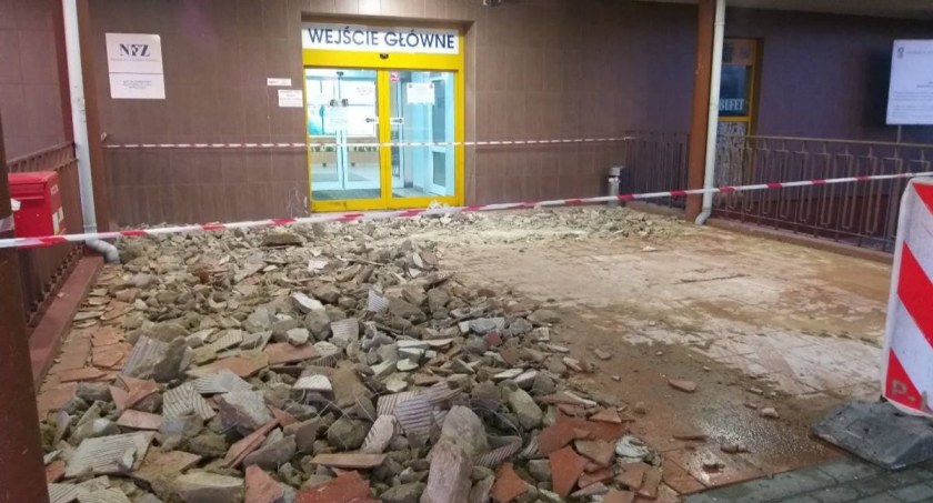 Prace remontowe przy wejściu głównym do pułtuskiego szpitala