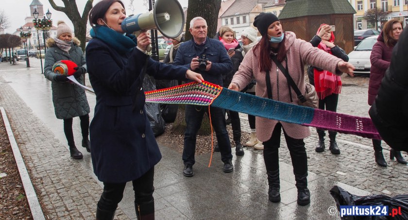 Najdłuższy rynek w Europie opleciony najdłuższym szalikiem w Pułtusku ZDJĘCIA
