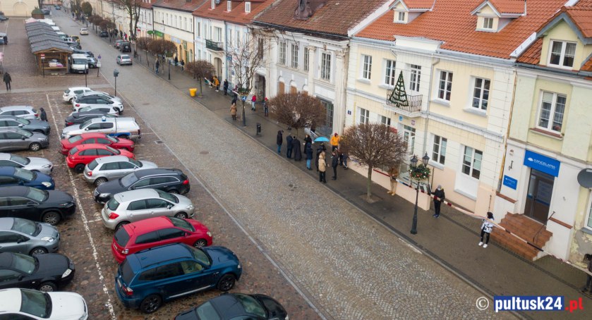 Jak rynek opleciono najdłuższym szalikiem w Pułtusku - FILM