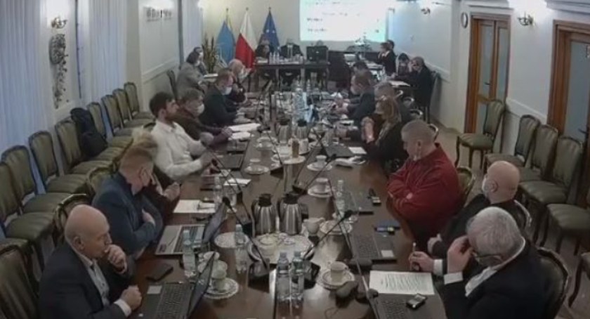 Nie musieli, ale podnieśli – tylko trzech radnych przeciwko podwyżkom diet