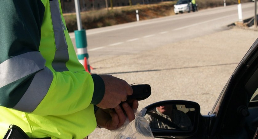 Jak policjant może zatrzymać kierowcę? Co jeśli zignorujemy sygnał do zatrzymania?