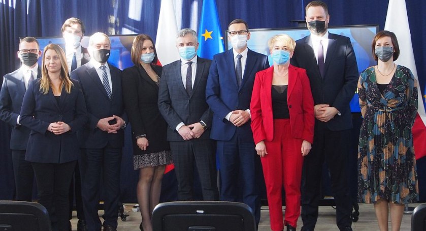 Mateusz Morawiecki i przedstawiciele rządu w Zatorach – podpisanie pierwszej umowy na wsparcie dla dzieci z terenów dawnych PGR