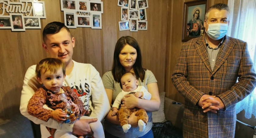 Wójt Mroczkowski powitał najmłodszych mieszkańców gminy