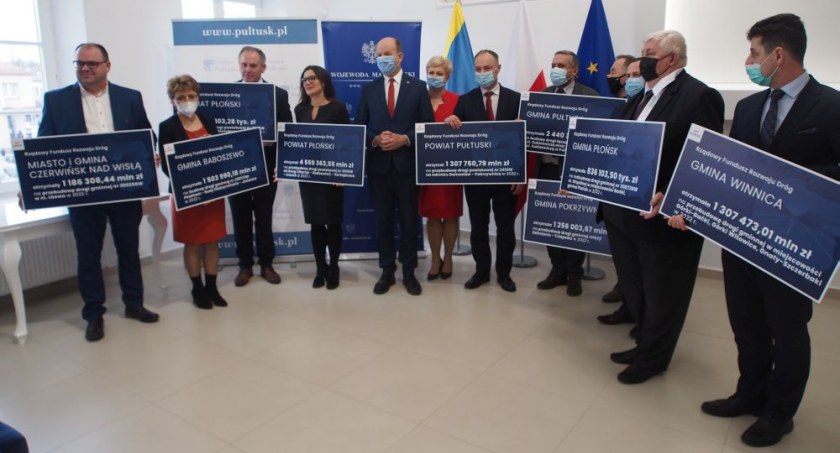 Czeki na budowę lub remont dróg – uroczystość w Pułtusku z udziałem Wojewody Mazowieckiego ZDJĘCIA + FILM
