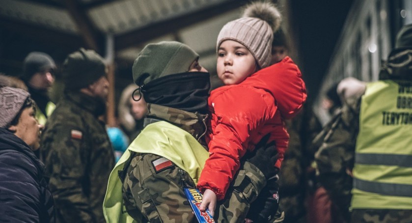 Żołnierze WOT pomagają uchodźcom z Ukrainy