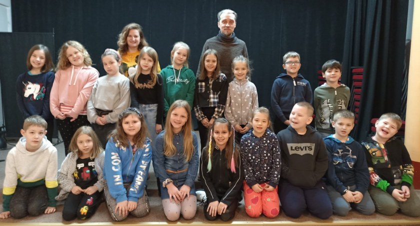 Spotkanie z teatrem - uczniowie pułtuskiej jedynki na warsztatach aktorskich w MCKiS