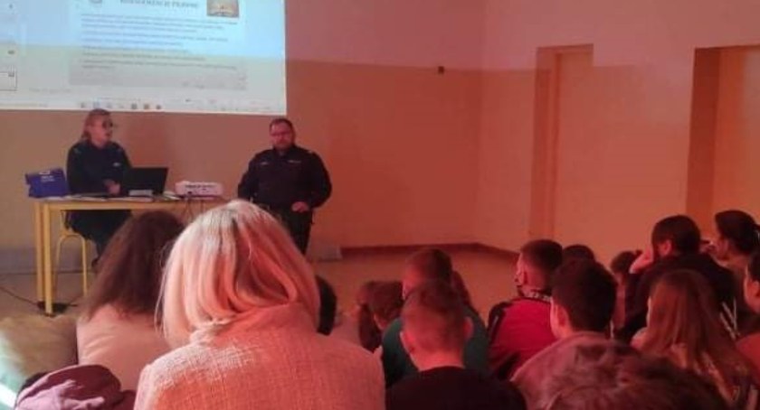 Hejt i mowa nienawiści – spotkanie z dzielnicowymi w Przemiarowie