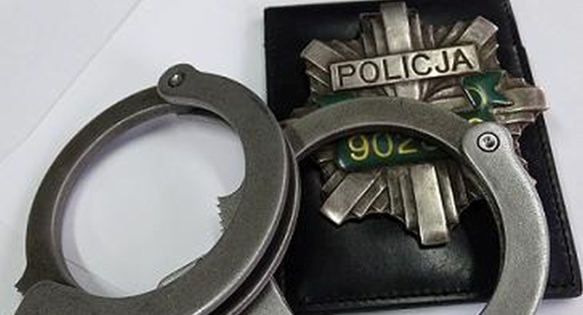 Uciekał przed policją, uderzył w ogrodzenie