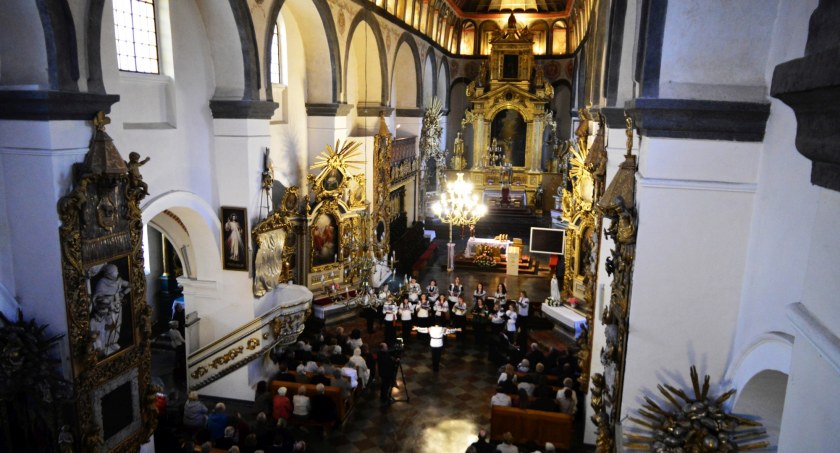 Z WDZIĘCZNOŚCIĄ ZA SERCE - koncert chóru GLORIA Lwowskiej Filharmonii Narodowej - FILM