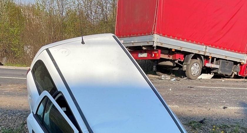 Wypadek przy wjeździe do Pułtuska, straż kieruje ruchem