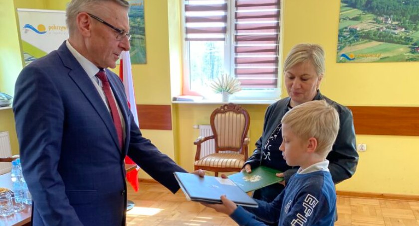 Pokrzywnica – wręczenie laptopów dla dzieci z terenów popegeerowskich