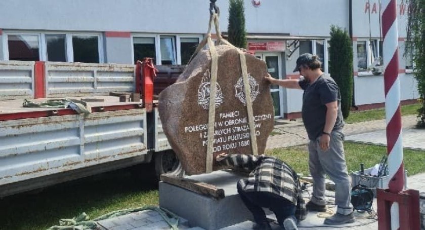 Montują strażacki obelisk