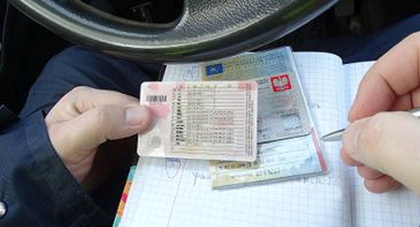 2 500 zł mandatu i 10 punktów karnych – kolejny pirat drogowy stracił prawo jazdy