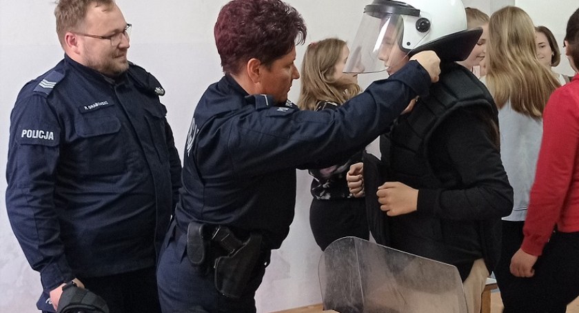 Mundurowi na spotkaniu z dziećmi w ZPO w Zatorach