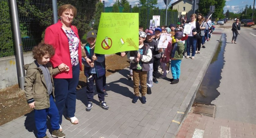 Marsz Antynikotynowy dzieci z przedszkolnej „Czwórki”