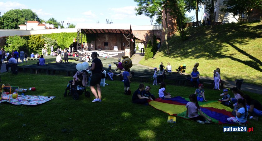 Piknik rodzinny dla Stasia w zamkowym amfiteatrze