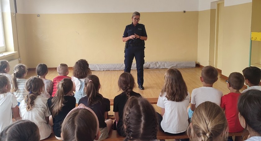Bezpieczne wakacje – prelekcja edukacyjna w szkole w Przemiarowie 