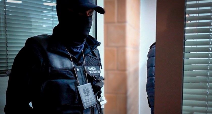 Akcja służb mundurowych i mazowieckiej KAS w klubach nocnych go-go – 22 osoby zatrzymane