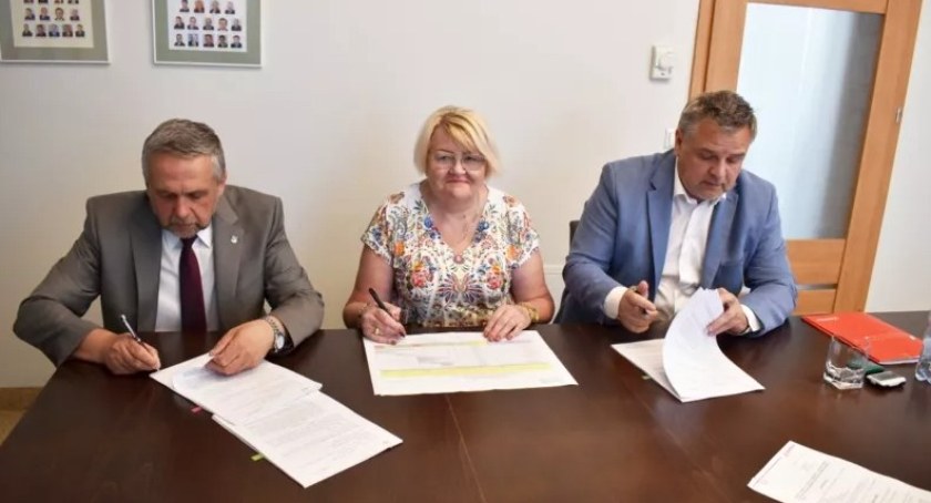 Gmina Pułtusk podpisała umowę na realizację zadania inwestycyjnego pn. „Budowa, przebudowa i adaptacja obiektów sportowych na terenie Miejskiego Ośrodka Sportu i Rekreacji w Pułtusku – etap I”. To niebagatelny sukces!