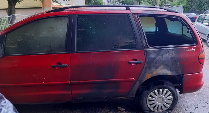 Pożar samochodu na ul. 17 stycznia – czy to podpalenie?