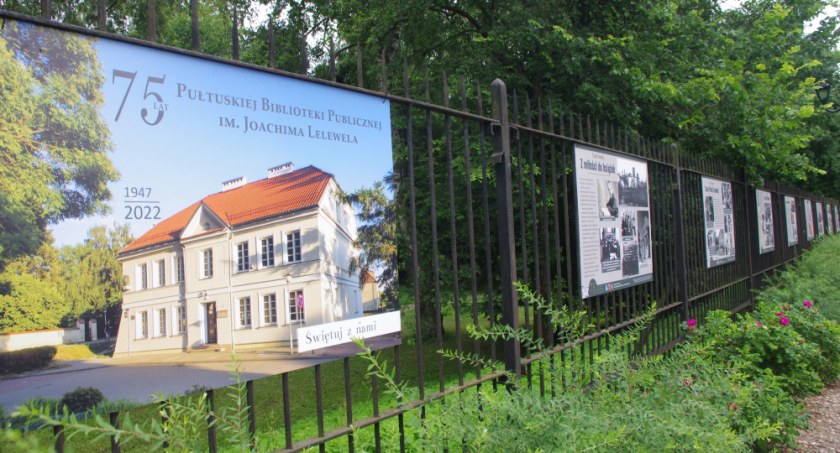Dzieje biblioteki na planszach uwiecznione - nowa wystawa plenerowa