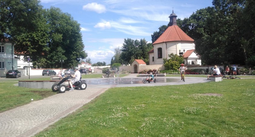 Niebezpieczne zabawy na fontannie