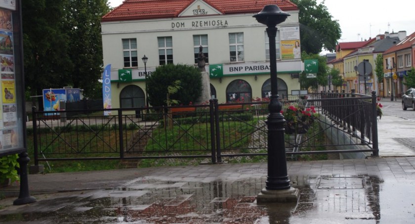Woda leje się na kostkę w pochmurny dzień, a nawet w deszcz...