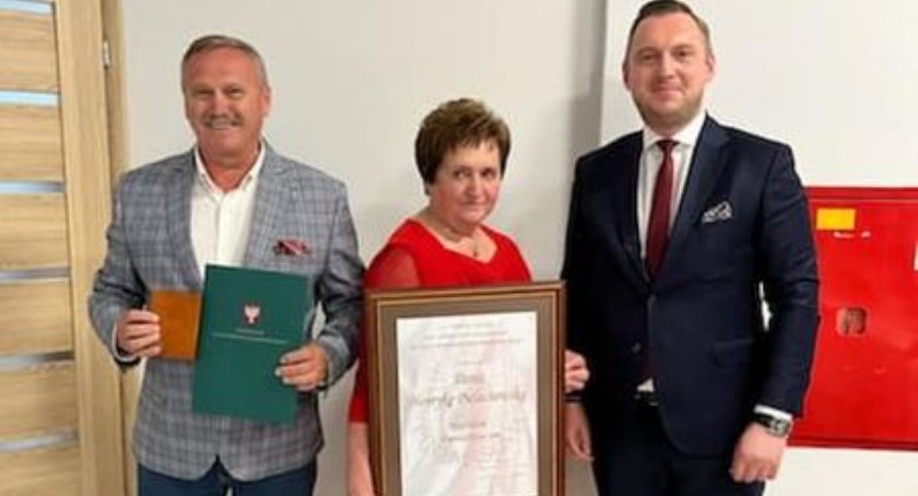 Henryka Pielachowska, sołtyska Grabówca, z medalem PRO MASOVIA