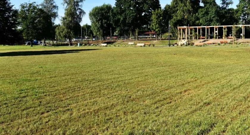 Strażacy ocalili wysychającą murawę