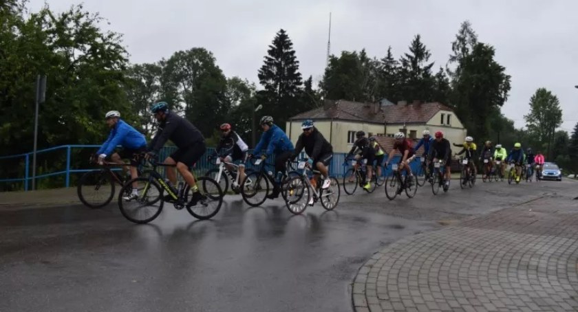 Rajdy dla frajdy – mimo deszczu rowerzyści ruszyli na trasę
