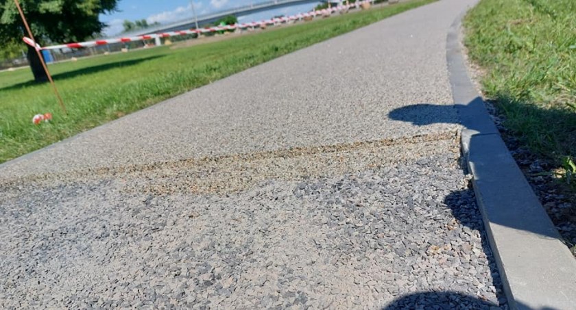 A jednak – ciągi pieszo-rowerowe na przystani będą utwardzone