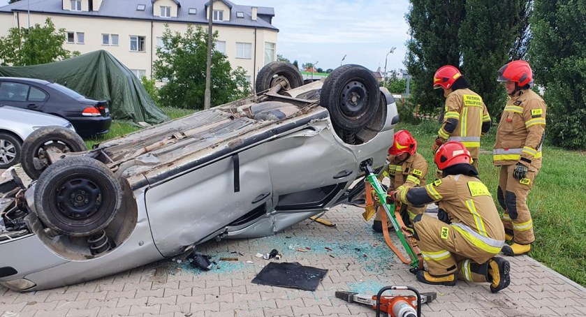 Strażackie ćwiczenia z ratownictwa drogowego
