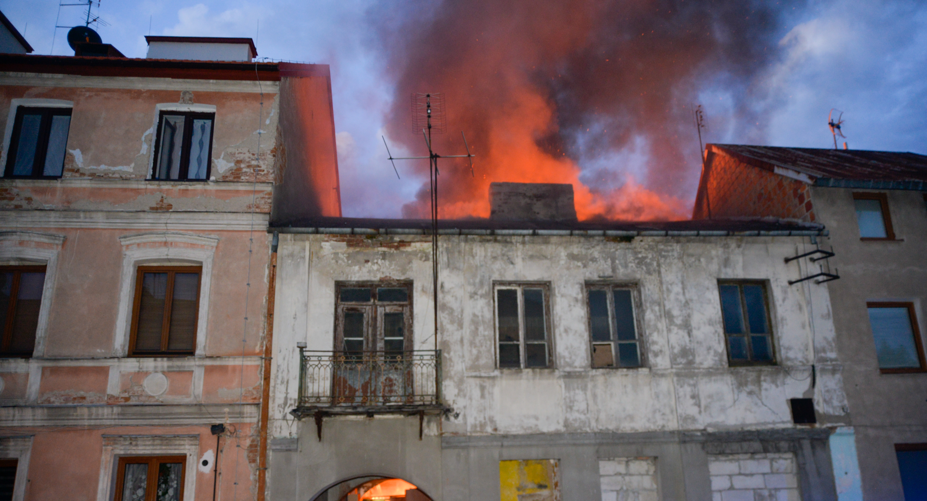 Pożar kamienicy przy ul. Kotlarskiej - trwa akcja gaśnicza