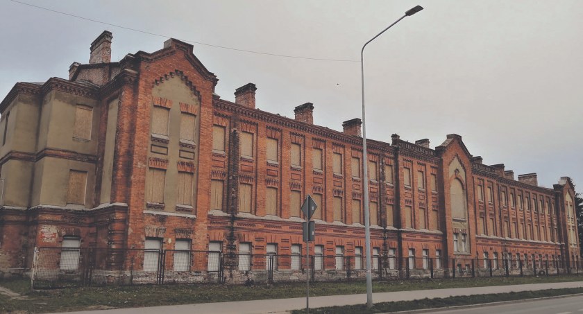 Kto może dostać wyremontowane mieszkanie w „koszarach”? - gmina ustaliła zasady wynajmu