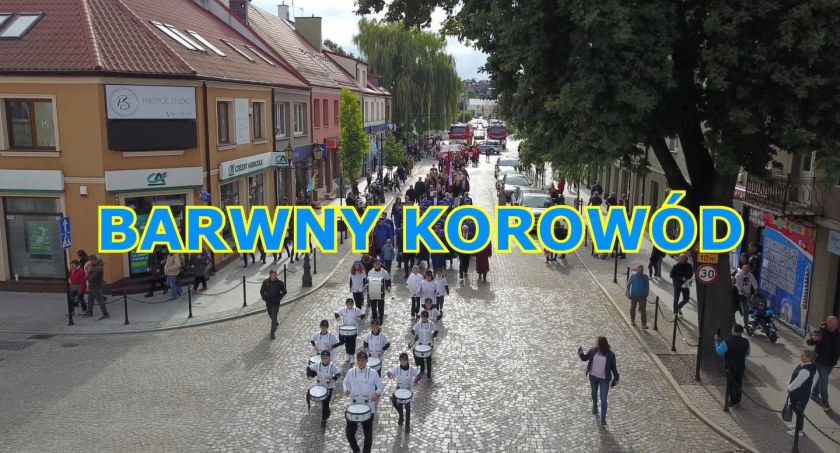 Portret miasta, czyli barwny korowód ulicami Pułtuska – FILM Z LOTU PTAKA