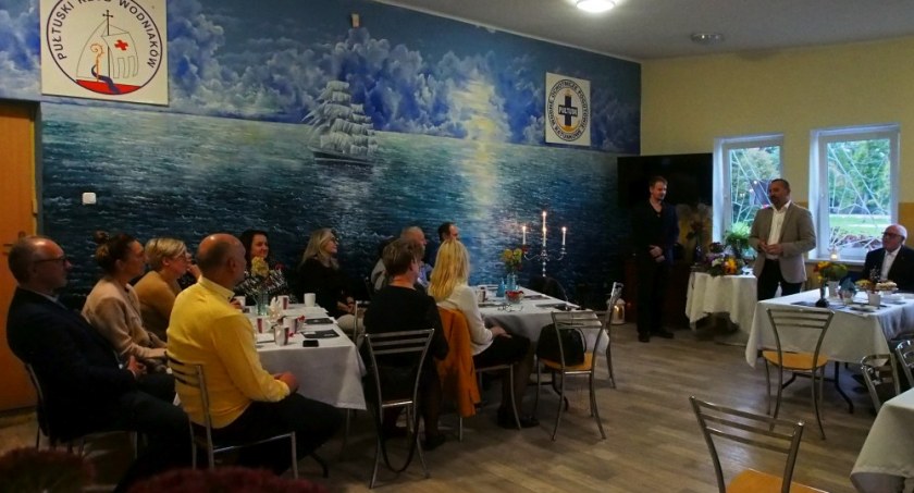 Koncert Łukasza Zientarskiego, podziękowania i honorowe odznaczenia – wyjątkowe spotkanie w Pułtuskim Klubie Wodniaków